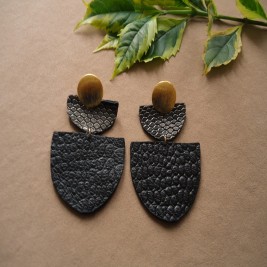 ARETES EN CUERO NEGRO